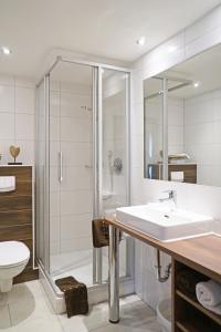 巴特菲興的住宿－Landhaus Riedl，带淋浴、盥洗盆和卫生间的浴室