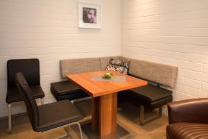 a table and chairs in a waiting room at Ferienwohnung Teldec in Nortorf