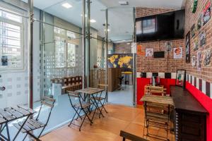 um restaurante com mesas e cadeiras num quarto em Hostel Center Madrid em Madri