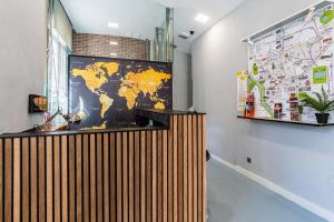 une carte du monde sur un mur dans une pièce dans l'établissement Hostel Center Madrid, à Madrid