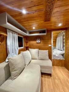 ein Wohnzimmer mit einem Sofa und 2 Betten in der Unterkunft קסיופאה חוויה במדבר in Jerocham