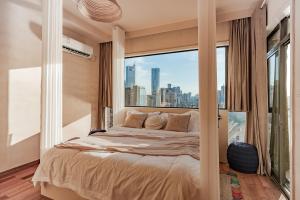 um quarto com uma cama e uma janela grande em King'sLandind BnB em Chongqing