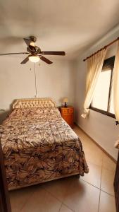 A bed or beds in a room at Strandnahe Wohnung mit Meerblick