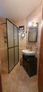 y baño con lavabo y espejo. en Bay View Villas Nina 12c, en Kosharitsa