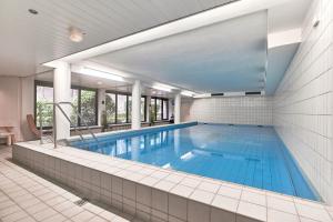 a large swimming pool in a building at Strandresidenz Timmendorfer Strand Apartment 215 in Timmendorfer Strand