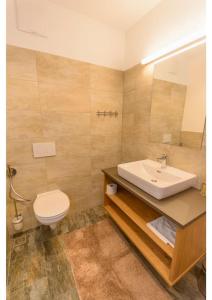 ein Badezimmer mit einem weißen Waschbecken und einem WC in der Unterkunft Apartment am Sonnenhang Top 6 in Neukirchen am Großvenediger