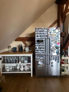 eine Küche mit einem Kühlschrank aus Edelstahl und einer Theke in der Unterkunft Altbauwohnung mit Fachwerk in Anif