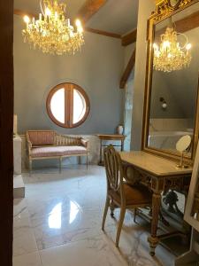 ein Wohnzimmer mit einem Spiegel und einem Sofa in der Unterkunft Altbauwohnung mit Fachwerk in Anif