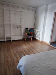 ein Schlafzimmer mit einem Bett und einem Stuhl darin in der Unterkunft Suite privée in Montélimar