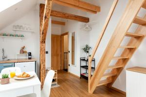 una pequeña cocina con mesa y una escalera en una habitación en Corner House Apartments near Lake Bled, en Radovljica