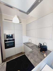 Kuchnia lub aneks kuchenny w obiekcie Central Apartments Garnizon 928 & Parking