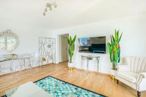uma sala de estar com um sofá e uma mesa em Montreux paradise top view em Montreux