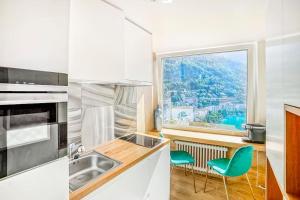 cocina con fregadero y ventana en Montreux paradise top view en Montreux