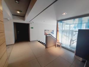 Telewizja i/lub zestaw kina domowego w obiekcie Central Apartments Garnizon 928 & Parking