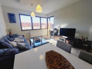 Telewizja i/lub zestaw kina domowego w obiekcie Central Apartments Garnizon 928 & Parking