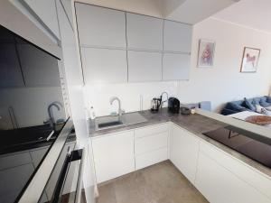 Kuchnia lub aneks kuchenny w obiekcie Central Apartments Garnizon 928 & Parking