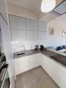 Kuchnia lub aneks kuchenny w obiekcie Central Apartments Garnizon 928 & Parking