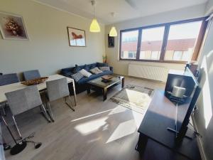 salon z kanapą i stołem w obiekcie Central Apartments Garnizon 928 & Parking w Gdańsku