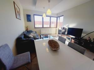 Telewizja i/lub zestaw kina domowego w obiekcie Central Apartments Garnizon 928 & Parking