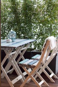 una mesa de picnic y una silla con un jarrón de cristal. en Ferienwohnung Teldec, en Nortorf