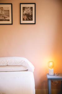 A bed or beds in a room at Cute and charming suite