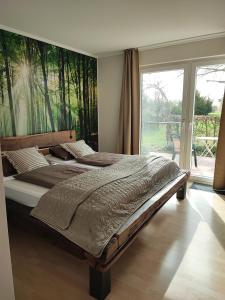 een slaapkamer met een groot bed en een groot raam bij Gasthaus Herrig in Meckel