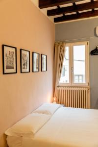 een slaapkamer met een bed en een raam bij Cute and charming suite in Florence