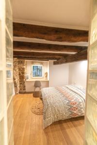 1 dormitorio con cama y ventana en Cosylocation - Chaleureux - Hypercentre, en Vienne