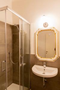 een badkamer met een wastafel en een douche bij Cute and charming suite in Florence