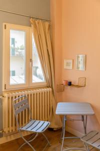 een kamer met een radiator, een stoel en een raam bij Cute and charming suite in Florence