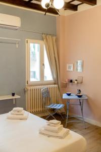 A bed or beds in a room at Cute and charming suite
