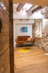 ein Wohnzimmer mit einem Sofa und einem Tisch in der Unterkunft Cosylocation - Chaleureux - Hypercentre in Vienne