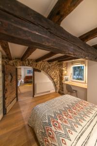ein Schlafzimmer mit einem Bett und einer Steinmauer in der Unterkunft Cosylocation - Chaleureux - Hypercentre in Vienne