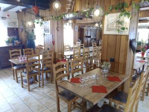 comedor con mesas y sillas de madera en Hôtel Le Mont Jorat en Abondance