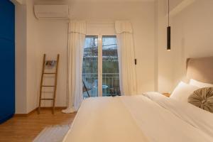 - une chambre avec un lit et une fenêtre avec une échelle dans l'établissement The Heart Of Athens, à Athènes