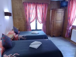 Postel nebo postele na pokoji v ubytování Hôtel Le Mont Jorat