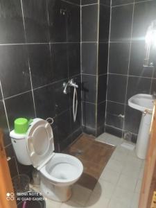 La salle de bains est pourvue de toilettes et d'un lavabo. dans l'établissement N42 Residence Amine, à Ifrane