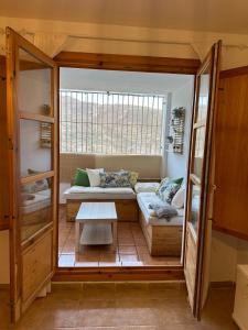 - un salon avec un canapé et une fenêtre dans l'établissement RentitSpain Puerta de la Ragua, à Picena