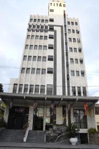 ein hohes Gebäude mit Treppe davor in der Unterkunft Titão Plaza Hotel in Campina Grande