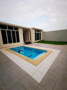 basen na podwórku domu w obiekcie شاليهات قولدن GOLDEN محايل w mieście Muhayil