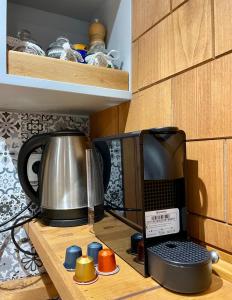 a tea kettle sitting on top of a kitchen counter at קסיופאה חוויה במדבר in Yeroẖam