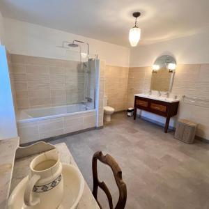 ein Badezimmer mit einer Dusche, einem Waschbecken und einer Badewanne in der Unterkunft A Funtanella, maison de caractere situe entre montagne et mer in Tavera