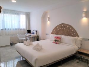 Un pat sau paturi într-o cameră la Hostal Aires del Mar