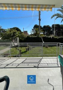 een metalen hek met een bord erop bij The Family Nest - Casa Eva in Manfredonia