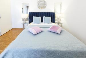 A comfy apartment in Montreux centre tesisinde bir odada yatak veya yataklar