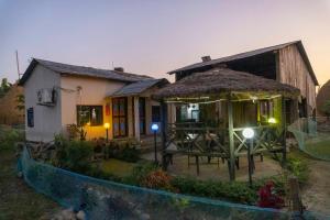 奇旺的住宿－Ayodhyapuri Community Homestay，茅草屋顶的小房子