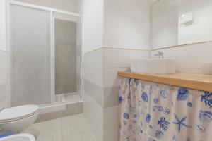 ein Bad mit einem WC, einem Waschbecken und einer Dusche in der Unterkunft HelloElba Appartamento Il Mediceo in Portoferraio