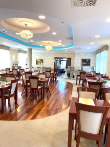 Reštaurácia alebo iné gastronomické zariadenie v ubytovaní Hotel Lival