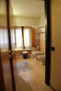 un bagno con due WC e un lavandino di Central Bed a Bergamo