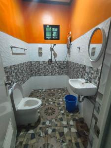 A bathroom at R&D Traveller's Inn